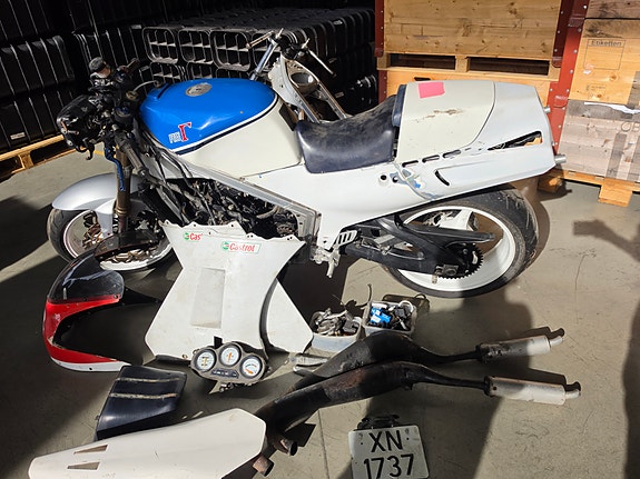 Suzuki RG 500 4 of 16