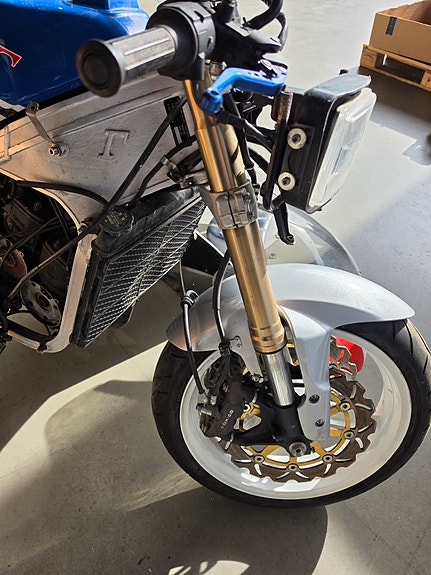 Suzuki RG 500 12 of 16