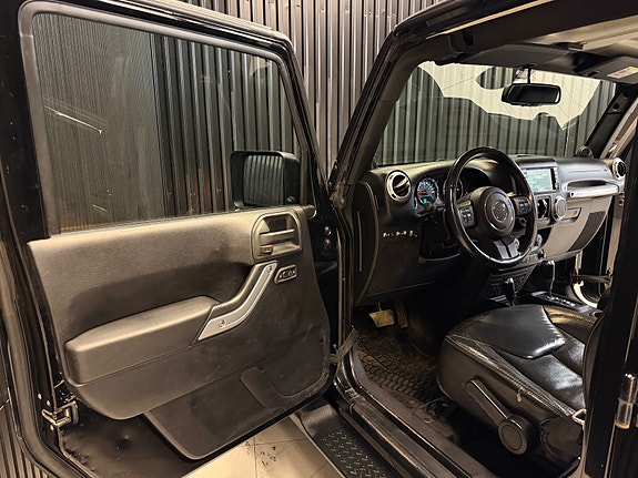 Jeep Wrangler 16 of 30