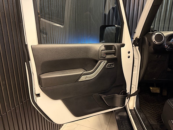 Jeep Wrangler 13 of 27