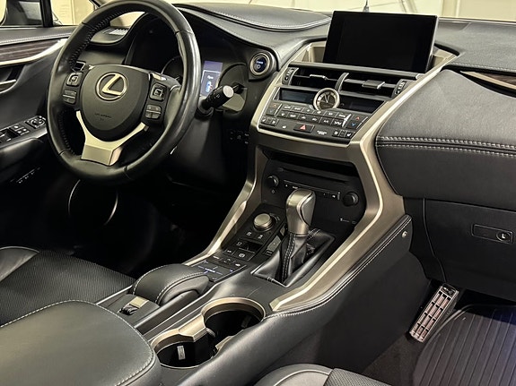 Lexus NX300h 12 of 14