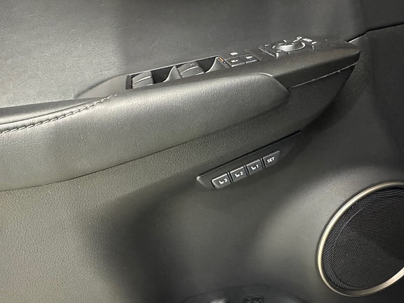 Lexus NX300h 7 of 14