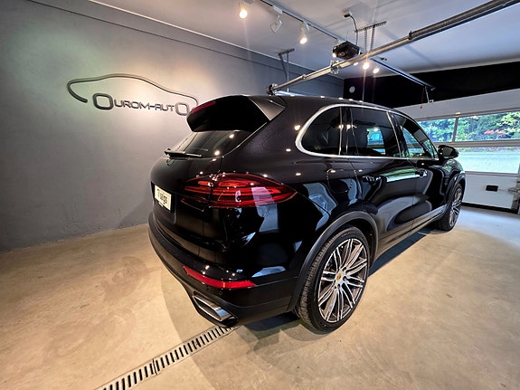 Porsche Cayenne 4 of 30