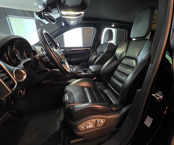 Porsche Cayenne 9 of 30