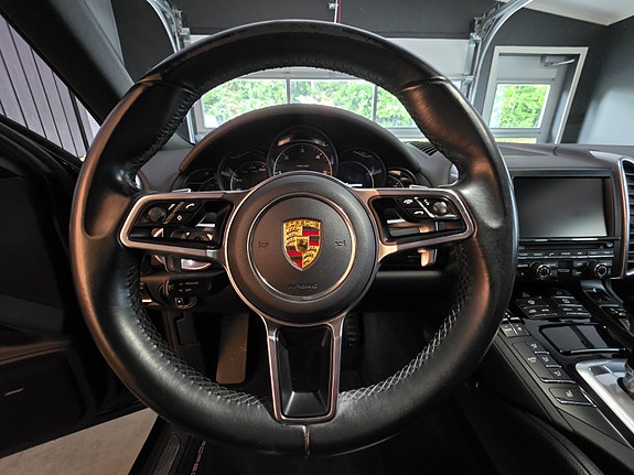 Porsche Cayenne 12 of 30
