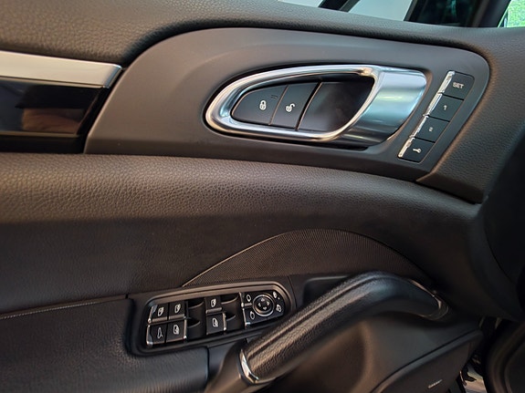 Porsche Cayenne 16 of 30