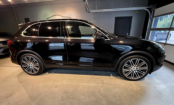 Porsche Cayenne 2 of 30