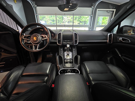 Porsche Cayenne 7 of 30