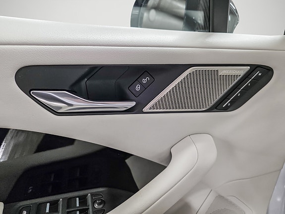 Jaguar I-PACE 11 of 30