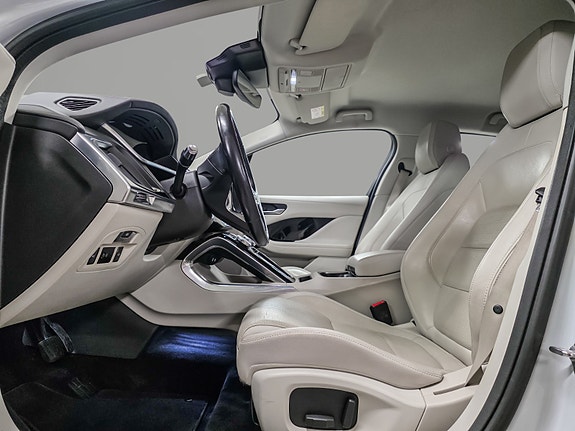 Jaguar I-PACE 13 of 30