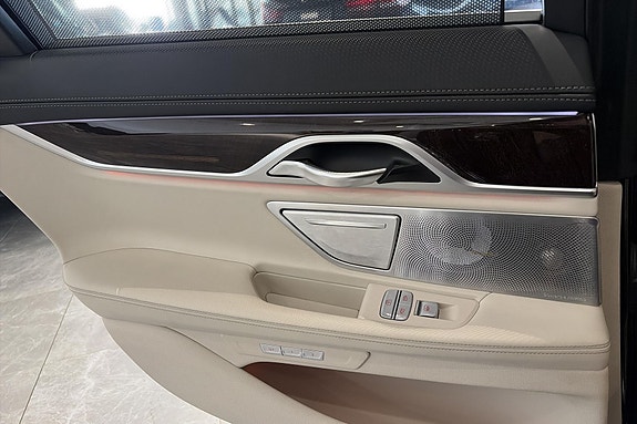 BMW 750i 23 of 30