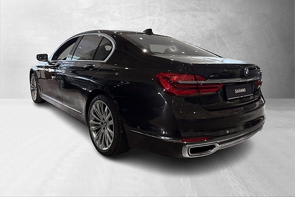BMW 750i 3 of 30