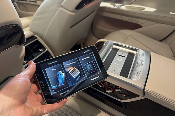 BMW 750i 27 of 30