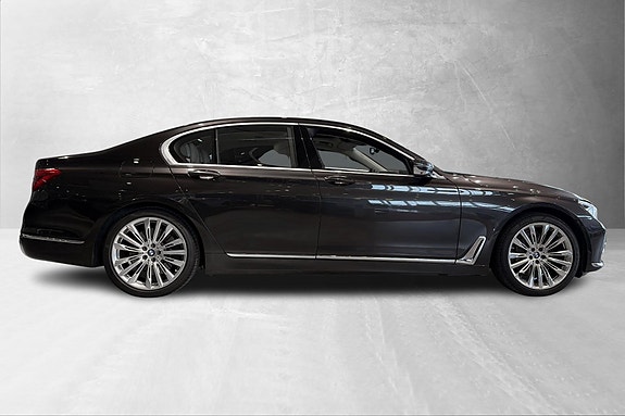 BMW 750i 6 of 30