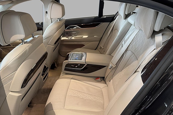 BMW 750i 28 of 30
