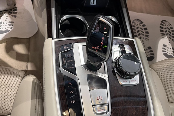 BMW 750i 14 of 30