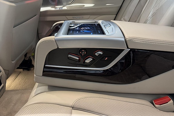 BMW 750i 25 of 30