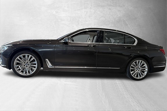 BMW 750i 2 of 30