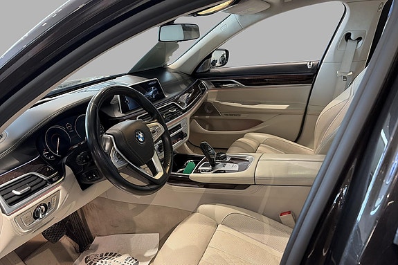 BMW 750i 10 of 30