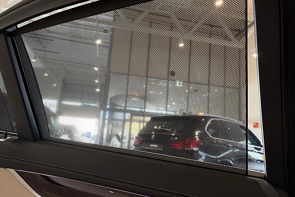 BMW 750i 24 of 30