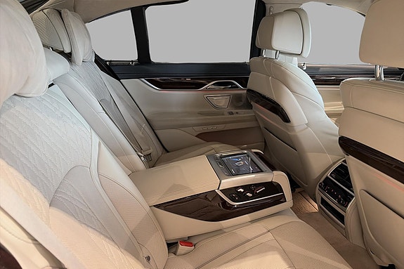 BMW 750i 17 of 30