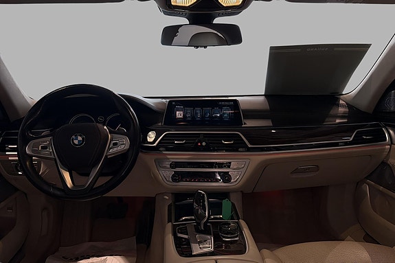 BMW 750i 9 of 30