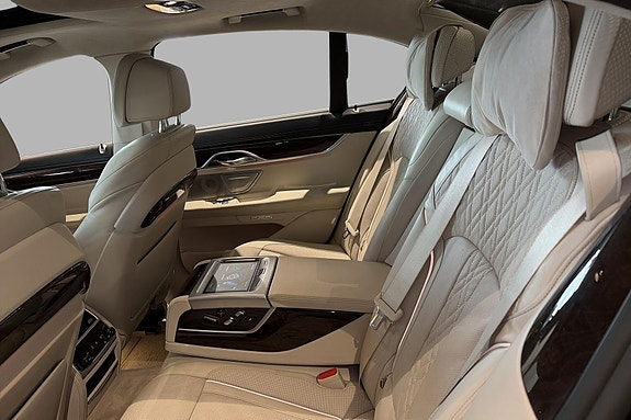 BMW 750i 16 of 30
