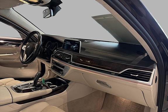 BMW 750i 15 of 30