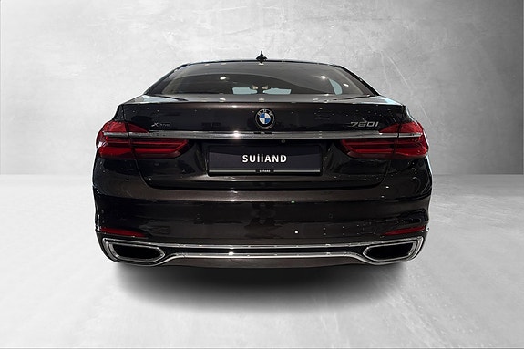 BMW 750i 4 of 30