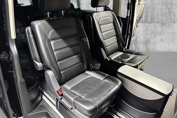 Volkswagen Multivan 21 of 25