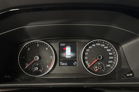 Volkswagen Multivan 15 of 25
