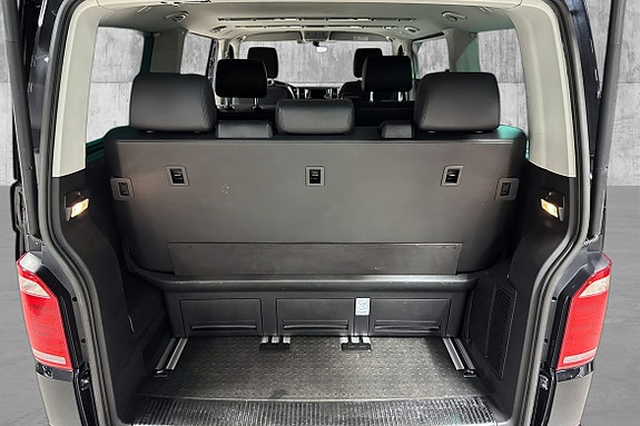 Volkswagen Multivan 25 of 25