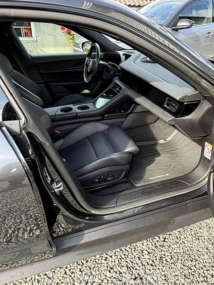Porsche Taycan 9 of 17