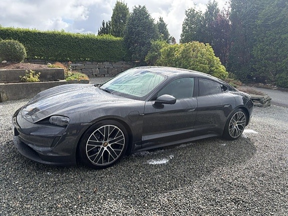 Porsche Taycan 6 of 17