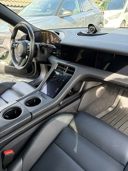 Porsche Taycan 13 of 17