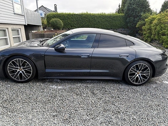 Porsche Taycan 7 of 17