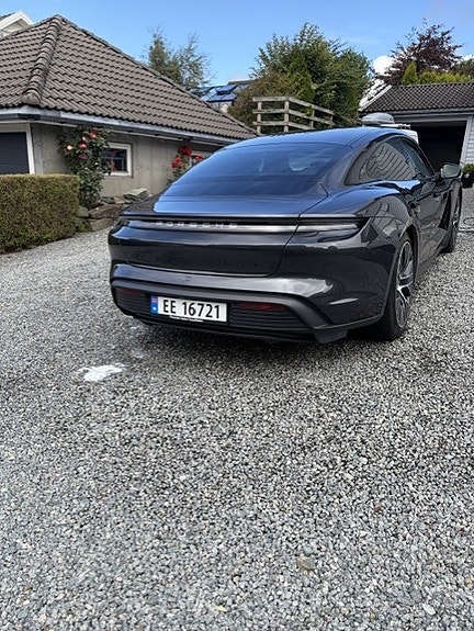 Porsche Taycan 5 of 17