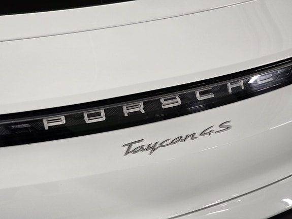 Porsche Taycan 28 of 30
