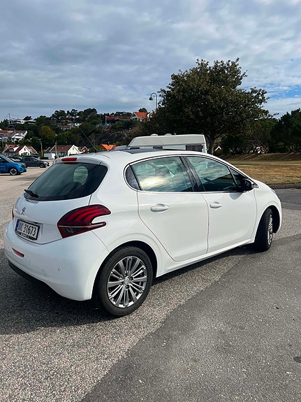 Peugeot 208 2 of 23