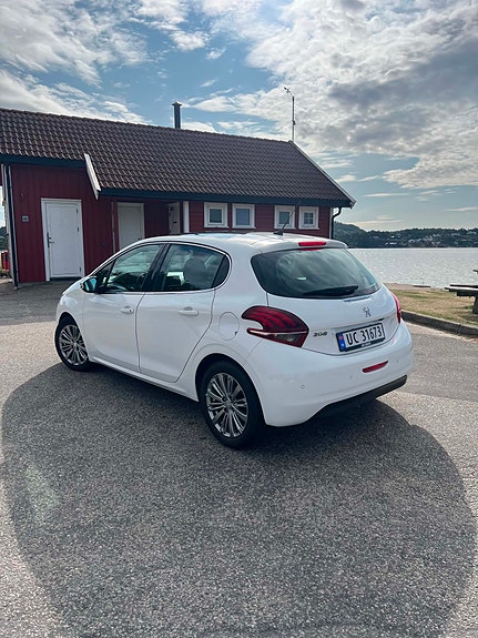 Peugeot 208 3 of 23