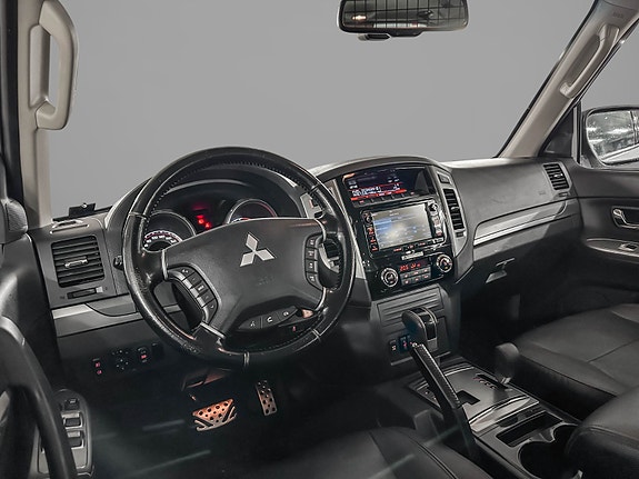 Mitsubishi Pajero 12 of 30