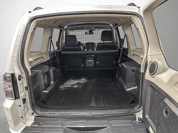 Mitsubishi Pajero 30 of 30