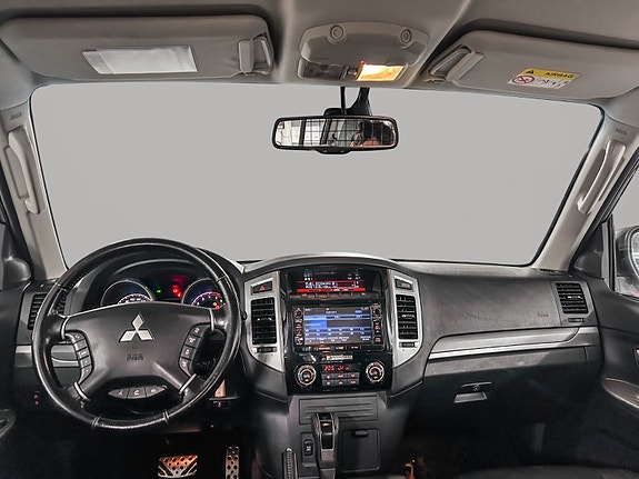 Mitsubishi Pajero 13 of 30