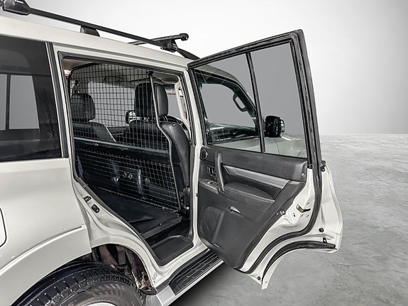 Mitsubishi Pajero 24 of 30