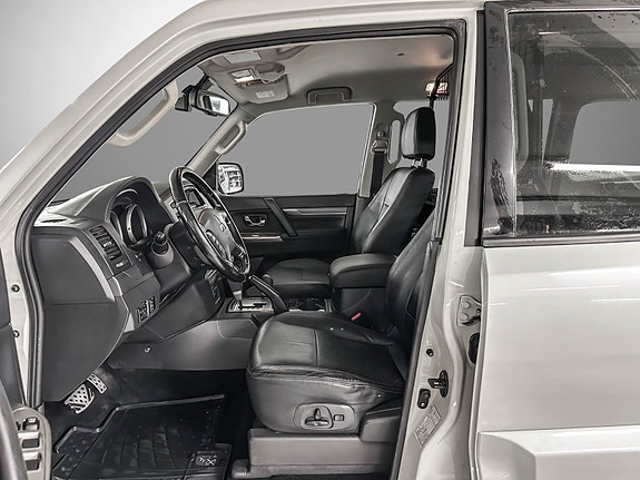 Mitsubishi Pajero 11 of 30