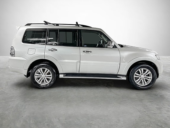 Mitsubishi Pajero 6 of 30