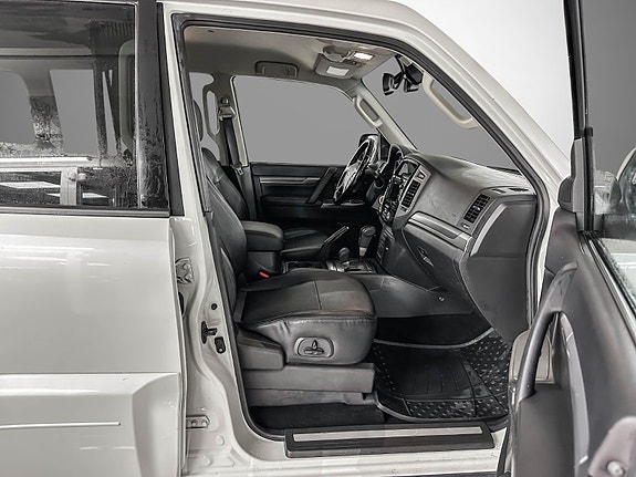 Mitsubishi Pajero 22 of 30