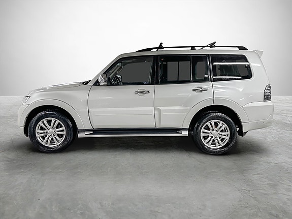 Mitsubishi Pajero 2 of 30