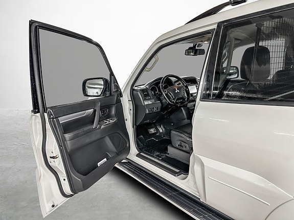 Mitsubishi Pajero 9 of 30