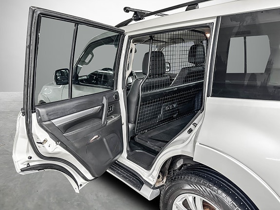 Mitsubishi Pajero 27 of 30